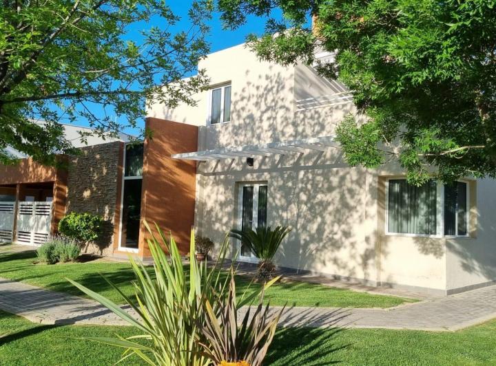 Casa · 380m² · 4 Dormitorios · 3 Cocheras