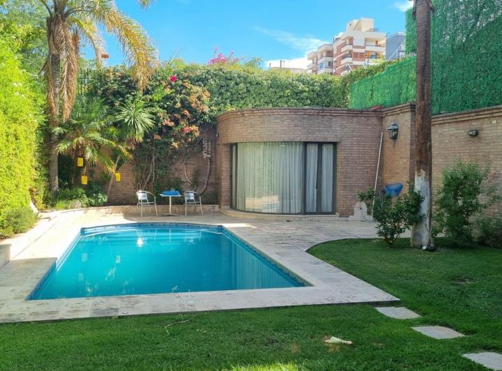 Casa · 400m² · 5 Dormitorios · 2 Cocheras