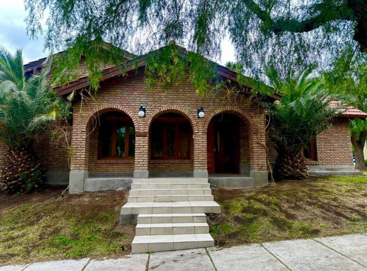 Casa · 360m² · 8 Ambientes · 2 Cocheras