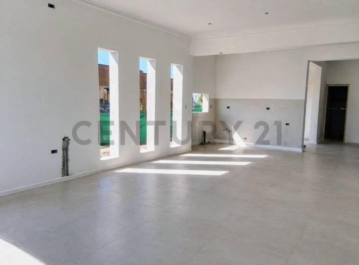 Casa · 230m² · 5 Ambientes · 2 Cocheras
