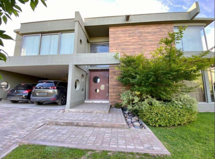 Casa · 420m² · 10 Ambientes · 2 Cocheras