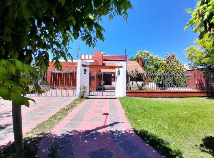 Casa · 290m² · 4 Dormitorios · 2 Cocheras