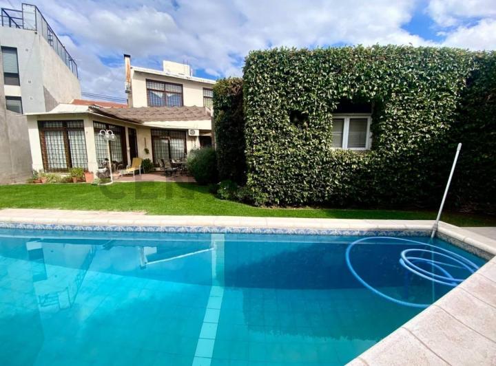 Casa · 296m² · 7 Ambientes · 2 Cocheras