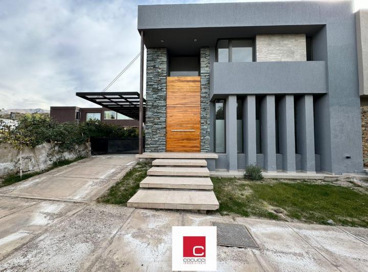 Casa · 202m² · 6 Ambientes · 2 Cocheras