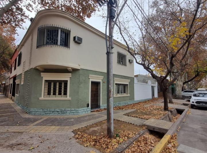 Casa · 220m² · 5 Ambientes · 1 Cochera