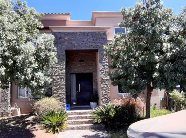 Casa · 340m² · 6 Ambientes · 3 Cocheras