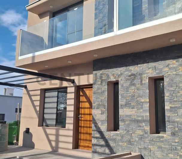 Casa · 70m² · 4 Ambientes · 2 Cocheras