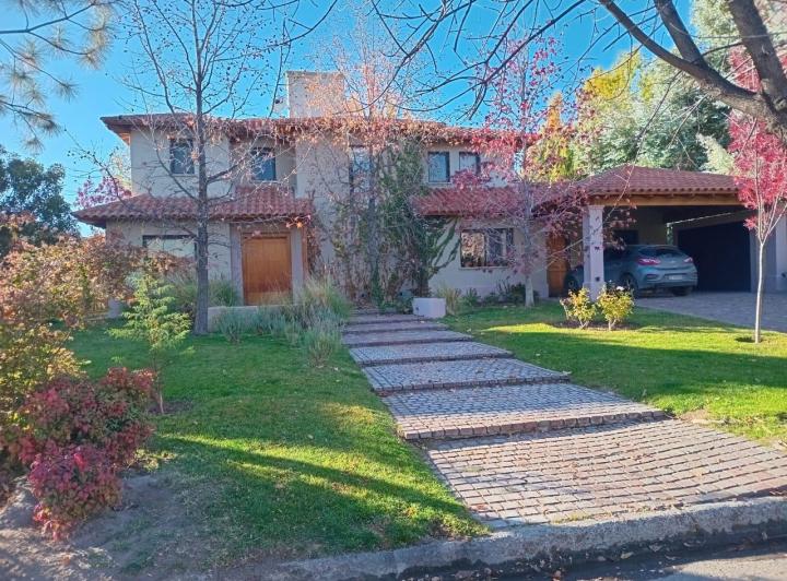 Casa · 350m² · 6 Ambientes · 2 Cocheras