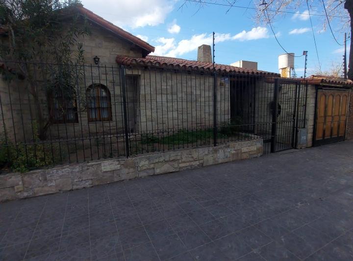 Casa · 230m² · 6 Ambientes · 2 Cocheras