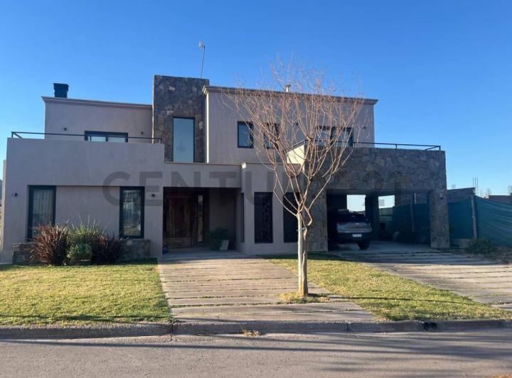 Casa · 312m² · 4 Dormitorios · 2 Cocheras