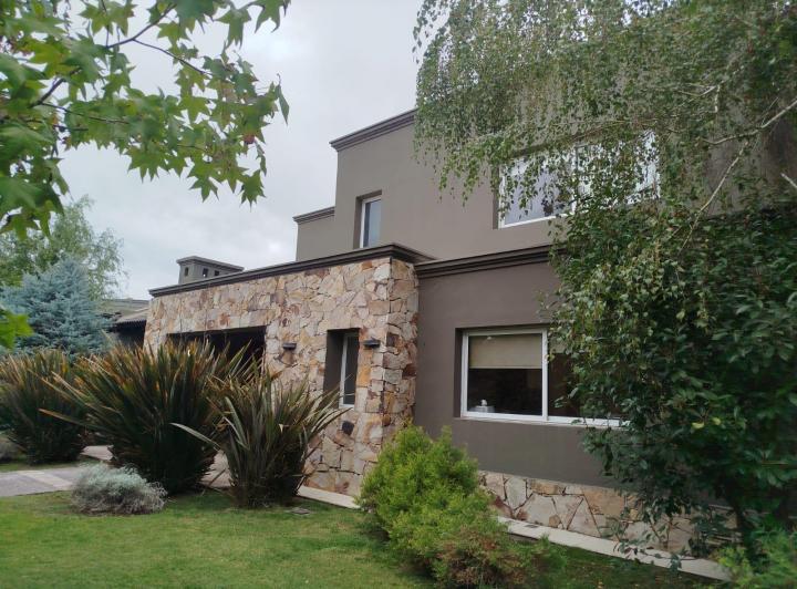 Casa · 380m² · 7 Ambientes · 3 Cocheras