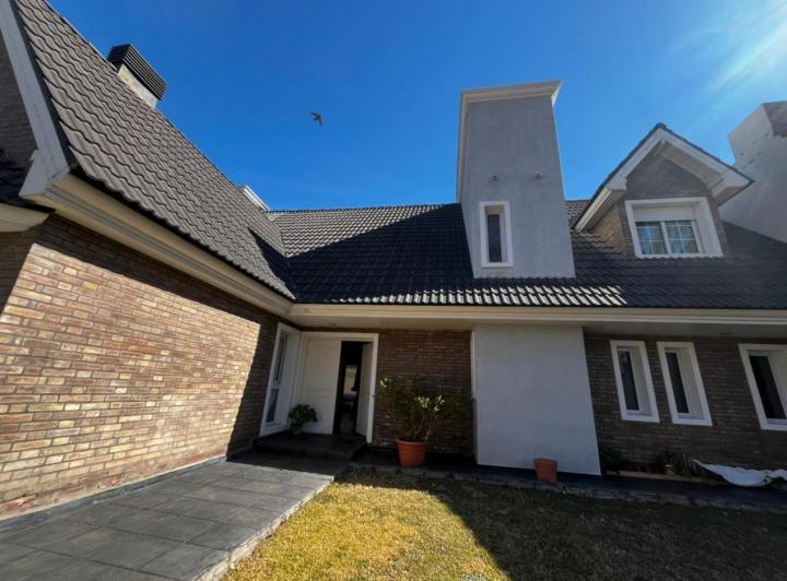 Casa · 480m² · 5 Ambientes · 1 Cochera