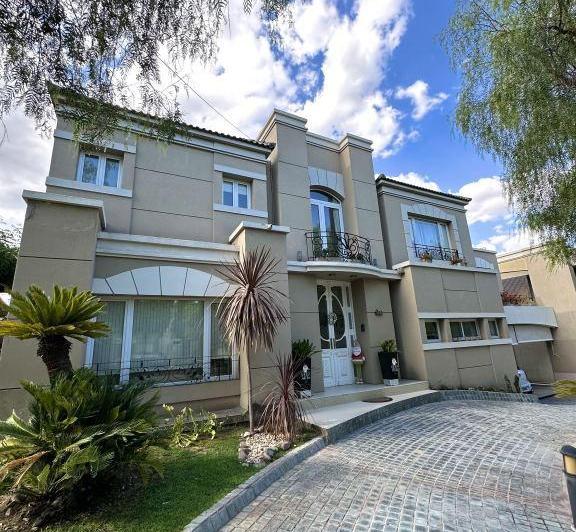 Casa · 353m² · 4 Dormitorios · 4 Cocheras