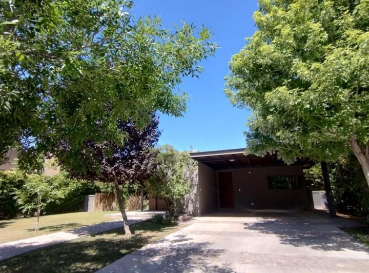 Casa · 250m² · 3 Dormitorios · 2 Cocheras