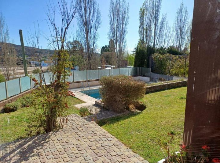 Casa · 410m² · 8 Ambientes · 3 Cocheras