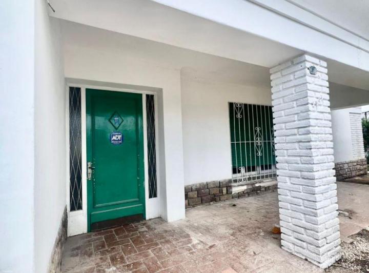 Casa · 310m² · 8 Ambientes · 4 Cocheras