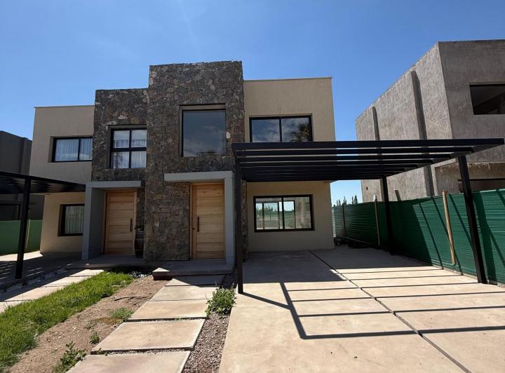Casa · 100m² · 3 Ambientes · 2 Cocheras