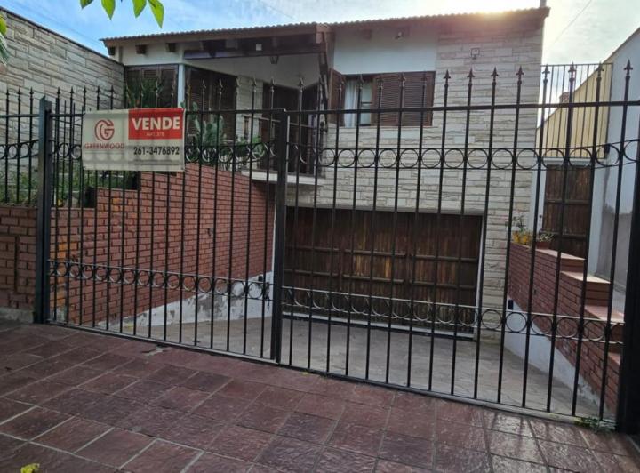 Casa · 250m² · 6 Ambientes · 3 Cocheras