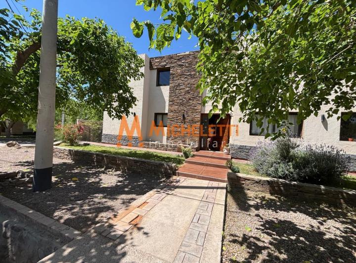 Casa · 240m² · 6 Ambientes · 3 Cocheras