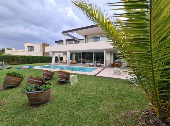 Casa · 530m² · 9 Ambientes · 3 Cocheras
