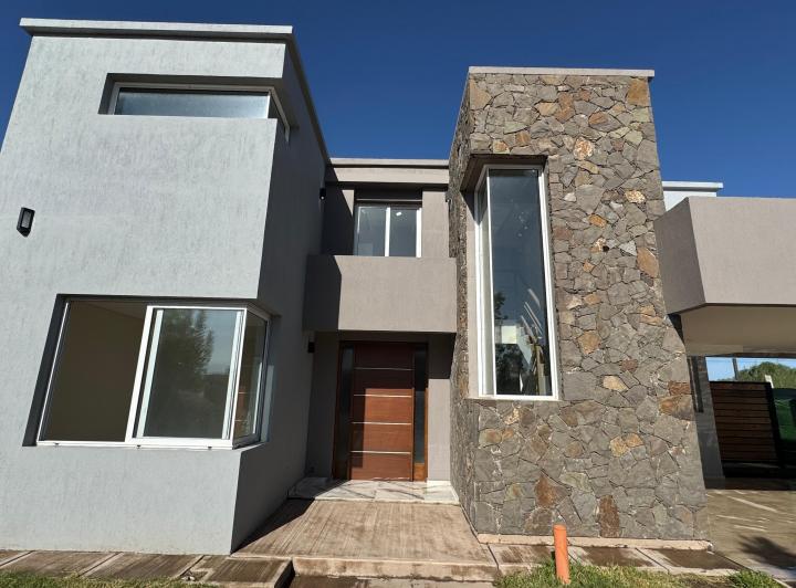 Casa · 244m² · 7 Ambientes · 2 Cocheras