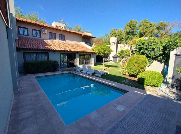 Casa · 300m² · 8 Ambientes · 2 Cocheras