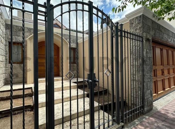 Casa · 254m² · 5 Ambientes · 2 Cocheras