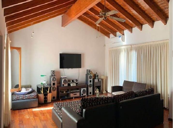 Casa · 260m² · 8 Ambientes · 2 Cocheras