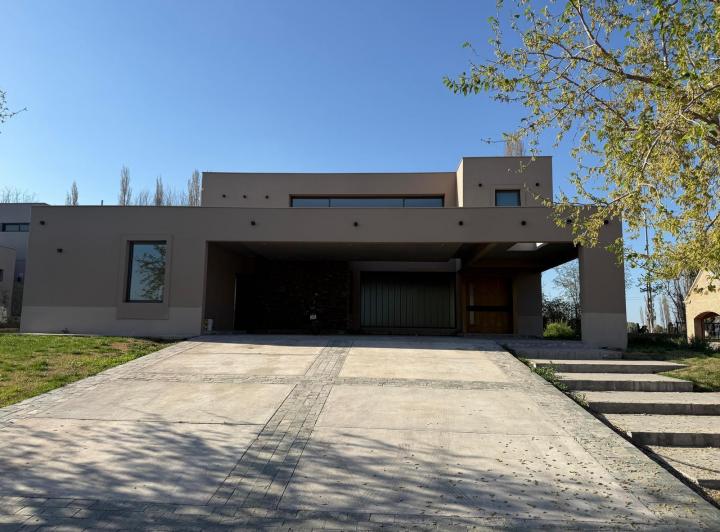 Casa · 535m² · 3 Dormitorios · 3 Cocheras
