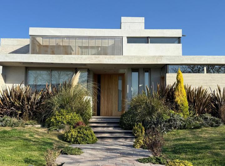 Casa · 550m² · 3 Dormitorios · 2 Cocheras