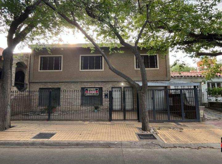 Casa · 180m² · 10 Ambientes · 1 Cochera