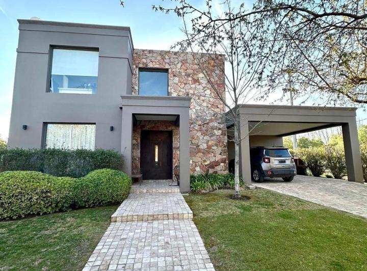 Casa · 317m² · 6 Ambientes · 1 Cochera