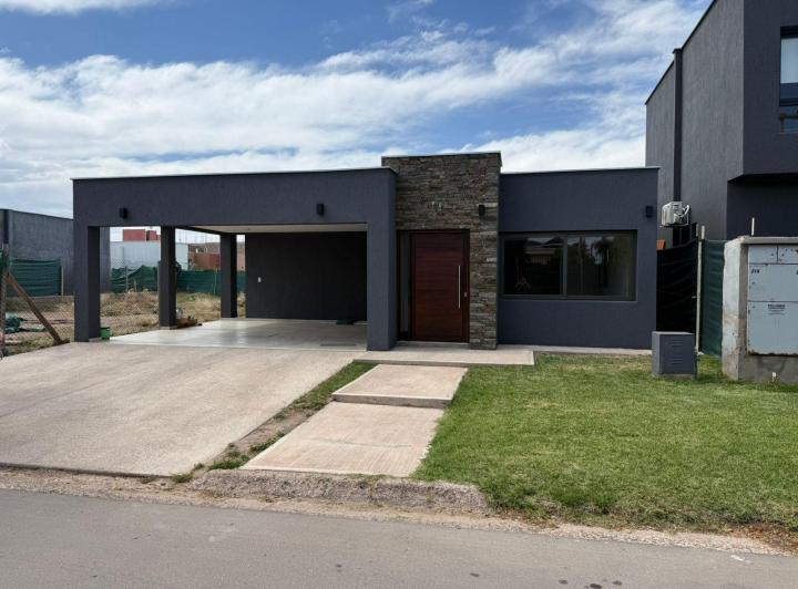 Casa · 190m² · 3 Dormitorios · 2 Cocheras