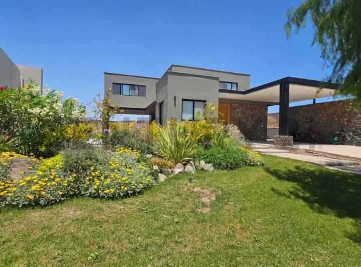 Casa · 264m² · 5 Ambientes · 2 Cocheras