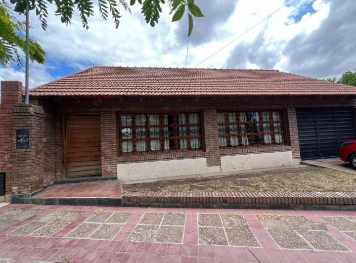Casa · 210m² · 6 Ambientes · 2 Cocheras