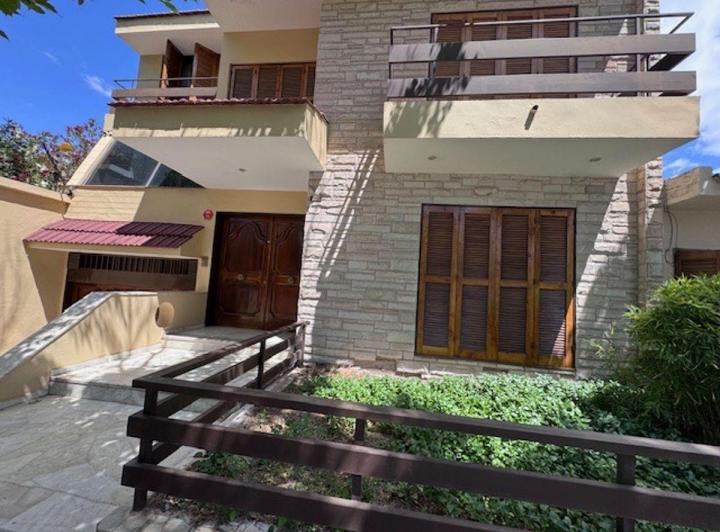 Casa · 284m² · 6 Ambientes · 2 Cocheras