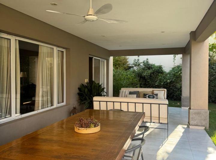 Casa · 200m² · 6 Ambientes · 2 Cocheras