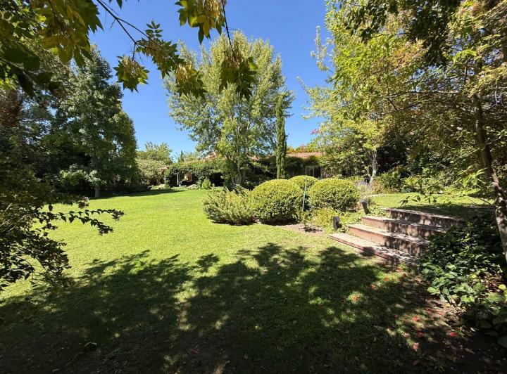 Casa · 659m² · 5 Dormitorios · 2 Cocheras