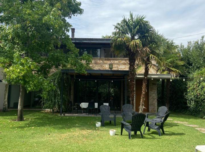 Casa · 250m² · 6 Ambientes · 2 Cocheras