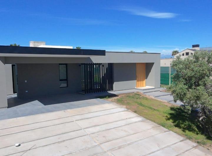Casa · 207m² · 3 Dormitorios · 2 Cocheras