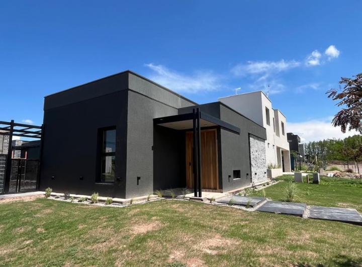 Casa · 200m² · 7 Ambientes · 3 Cocheras