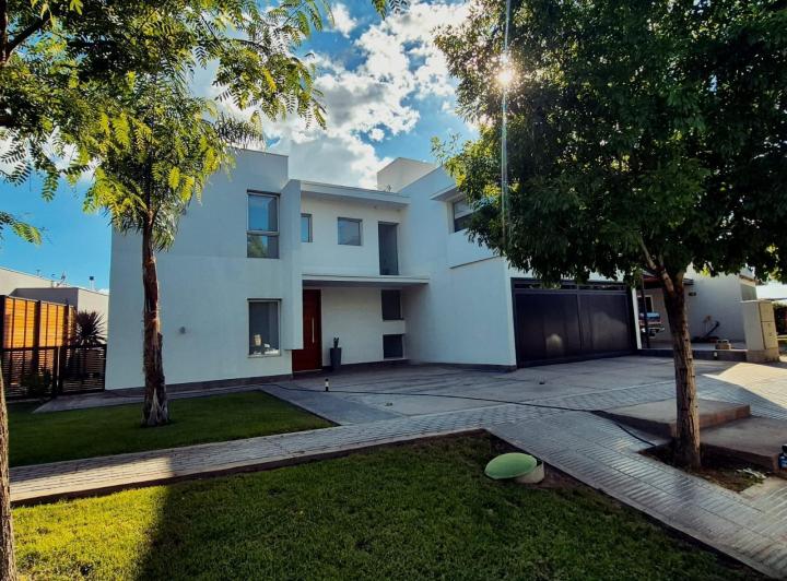 Casa · 235m² · 3 Dormitorios · 2 Cocheras