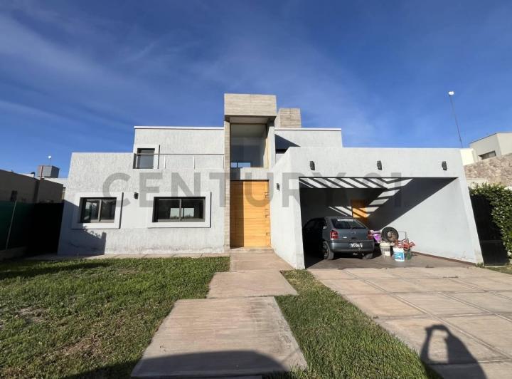 Casa · 200m² · 3 Dormitorios · 2 Cocheras