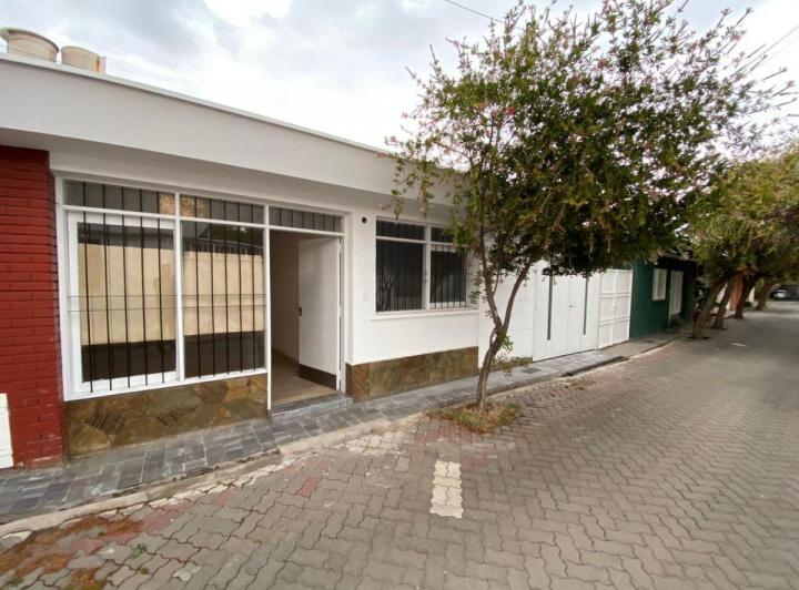 Casa · 82m² · 6 Ambientes · 2 Cocheras