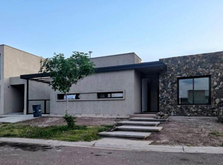 Casa · 169m² · 6 Ambientes · 1 Cochera