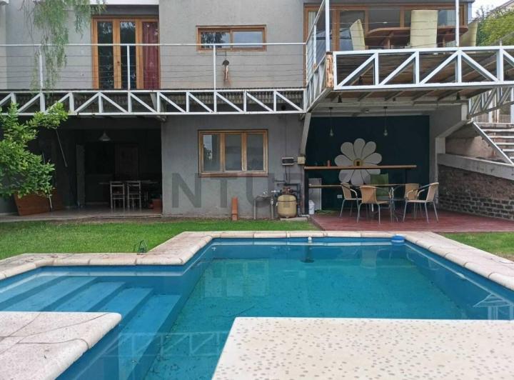 Casa · 241m² · 5 Dormitorios · 4 Cocheras