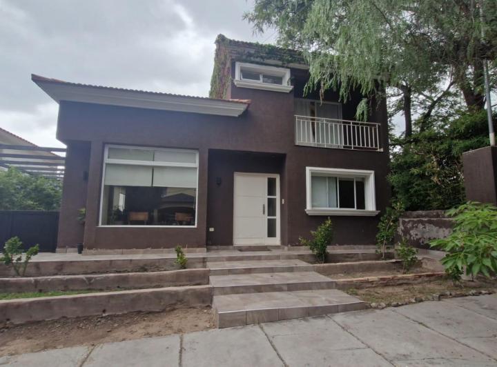 Casa · 220m² · 7 Ambientes · 2 Cocheras