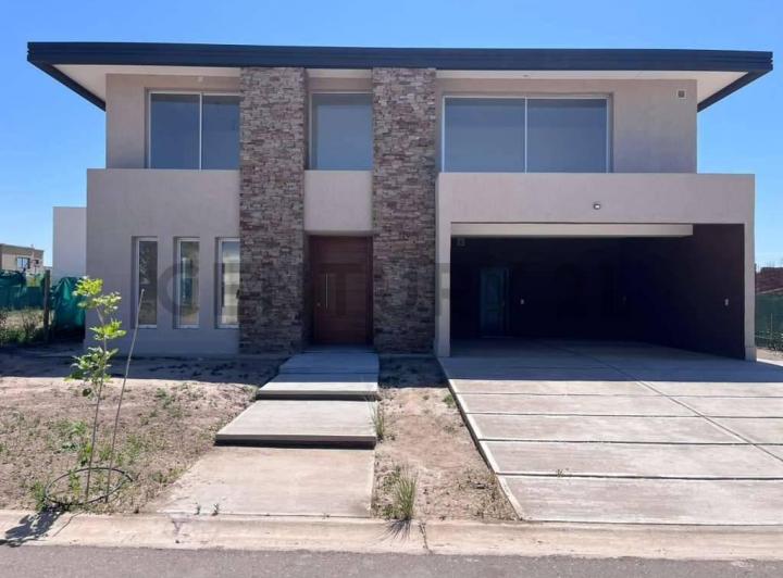 Casa · 340m² · 6 Ambientes · 2 Cocheras