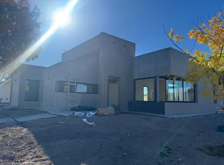 Casa · 150m² · 3 Dormitorios · 2 Cocheras