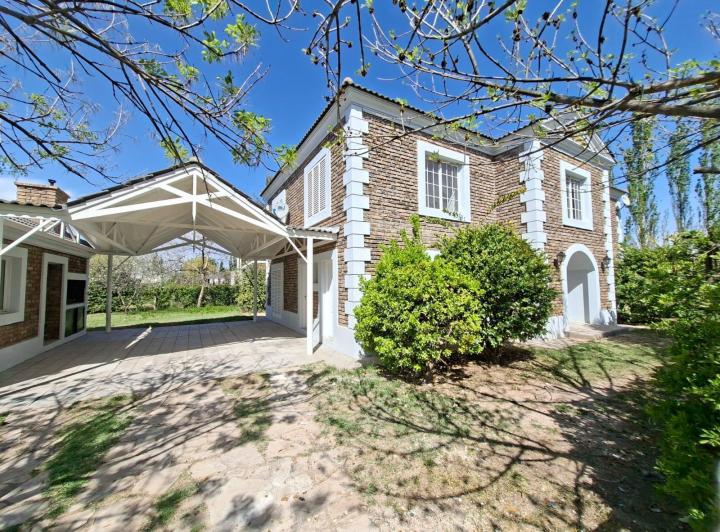 Casa · 343m² · 6 Ambientes · 2 Cocheras